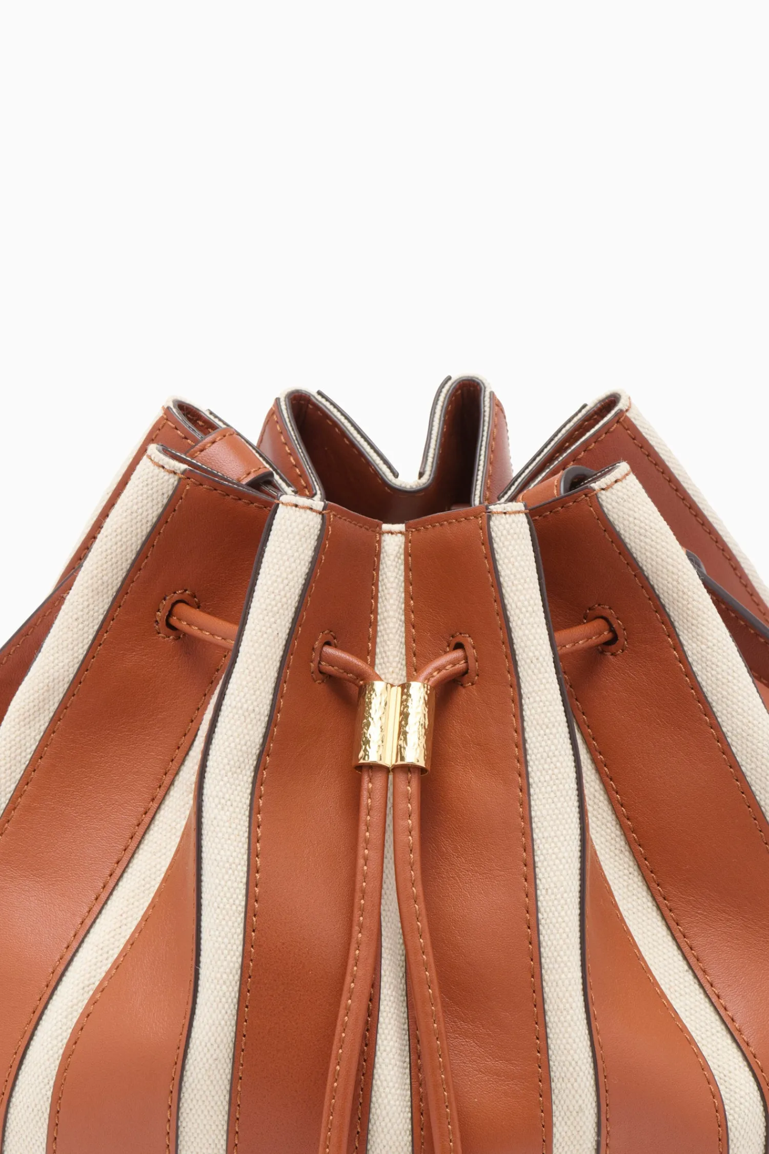 alma_everyday_bucket_2.webp Alma Everyday Bucket<Ulla Johnson Discount